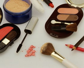 揭秘網(wǎng)絡(luò)瘋傳不靠譜的化妝品測試法 日常用品真的能測出好壞嗎？